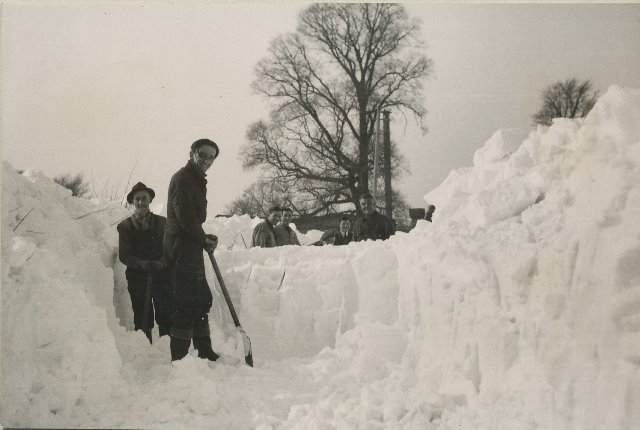 [Clearing the Snow 1947]